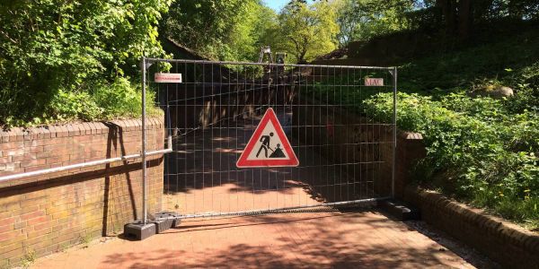 Hier beginnt der Angstraum: Die Wegeführung in den Schul- oder Apothekergarten beziehungsweise zum Fußgängertunnel ist aufgrund der baulichen Elemente sowie der Pflanzung nicht einsehbar. Foto: Christian Bittcher "Angstraum" verschwindet: Park-Eingang Hohe Straße wird umgebaut