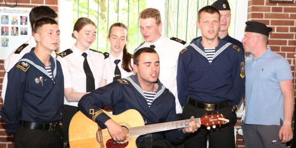 Das internationale musikalische Programm auf dem Schießstand sorgte für Stimmung unter den Gästen. Foto: Rüdiger Schmidt Hafengeburtstag: 50 Seeleute zu Gast bei der Marinekameradschaft