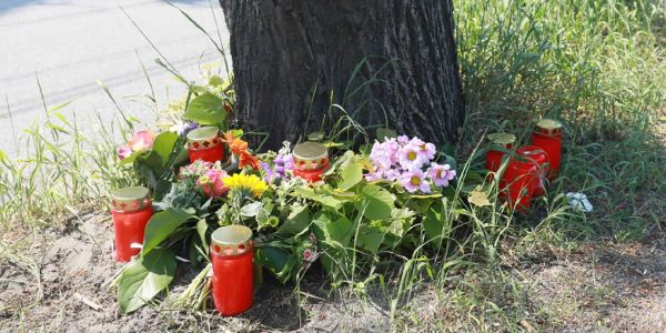 Blumen und Kerzen an der Unfallstelle. Foto: Marius Röer Polizei sucht nach tödlichem Unfall mit Peterwagen Zeugen
