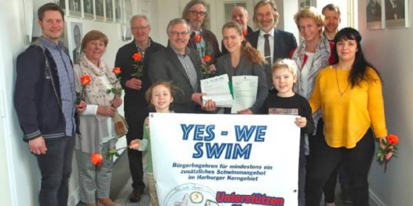 Die Mitstreiter des Bürgerbegehrens bei der Abgabe der Unterschriftenlisten im Harburger Rathaus. Foto: Christian Bittcher Politik will Schwimmhalle in Harburg zustimmen - Aber!