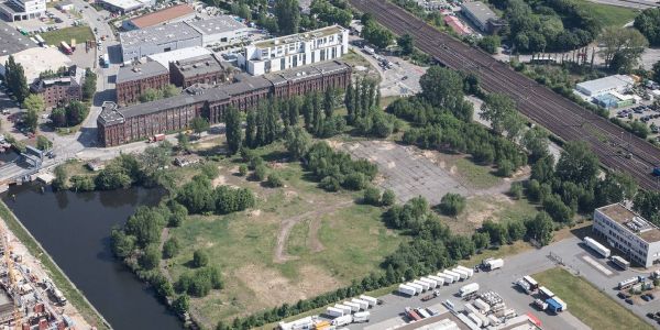 Die alten Gebäude der New-York Hamburger Gummi-Waaren Compagnie, darunter das Gelände, auf dem das Neuländer Quarree entsteht. Foto: André Zand-Vakili Herausragende Bauprojekte im Binnenhafen nehmen Fahrt auf