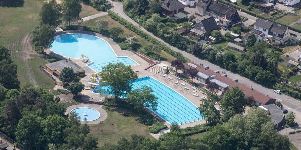Das in die Jahre gekommene Freibad Neu Wulmstorf, für das auch Ersatz geschaffen werden soll. Foto: André Zand-Vakili Kombibad für Süderelbe: Keine Investitionsmittel vor 2024