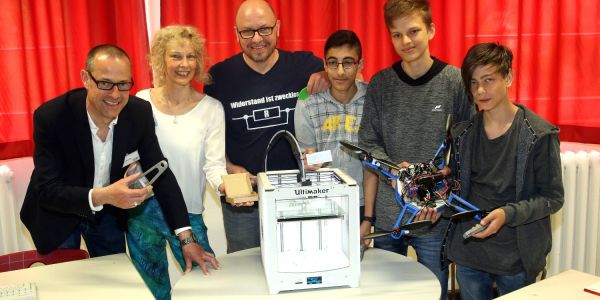 Große Freude am FEG: Die Schule hat jetzt einen 3D-Drucker