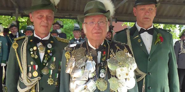 Schützenkönig Gerhard Moje, flankiert von Adjutant Andreas Pape (l.) und Atjutant Holger Schlüter. Foto: pr 140. Eißendorfer Vogelschießen und Dorffest