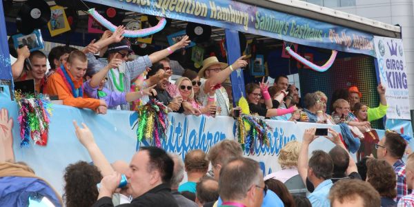 Am Besten lässt sich der Discomove auf einem der Trucks miterleben. Coole Musik, kalte Getränke und tolle Stimmung sind auf einem Truck garantiert. Foto: Christian Bittcher Fette Beats und bunte Trucks: Der Discomove rollt durch Harburg