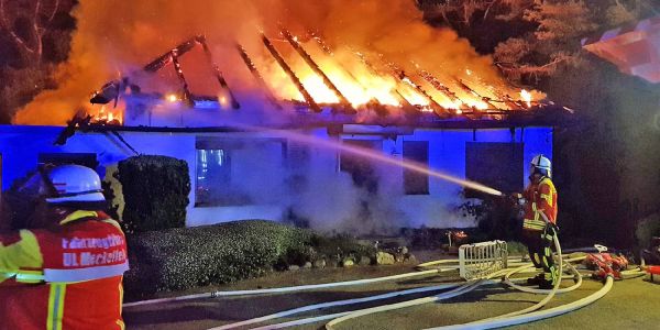 Horst: Dachstuhlbrand sorgt für Großeinsatz der Feuerwehr
