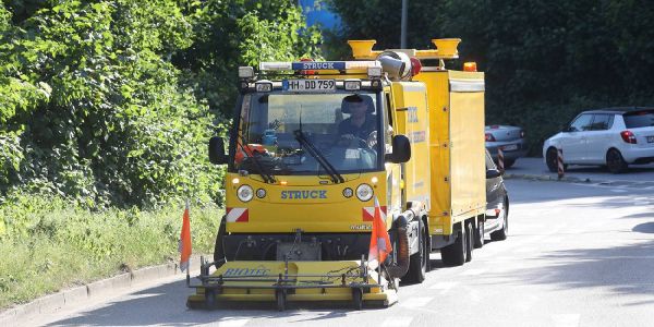 Ein Reingungsfahrzeug im Einsatz an der Seehafenbrücke. Foto: André Zand-Vakili Ausgelaufenes Palmöl sorgt für Behinderungen in ganz Harburg