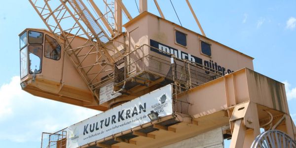 Übergabe im Binnenhafen: Der „Kulturkran“ wechselt den Verein