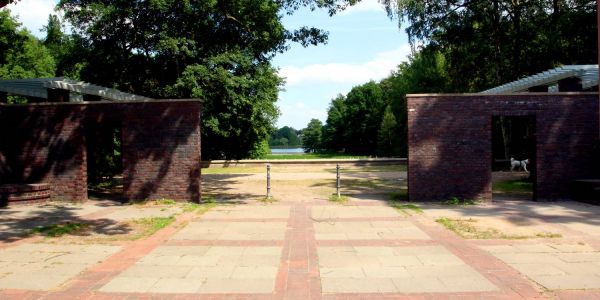 Der Bauzaun ist endlich weg: Jetzt zeigt sich der frisch sanierte Alte Haupteingang wieder in seiner vollen Pracht. Foto: Christian Bittcher Stadtpark: Alter Haupteingang zeigt sich wieder in voller Pracht