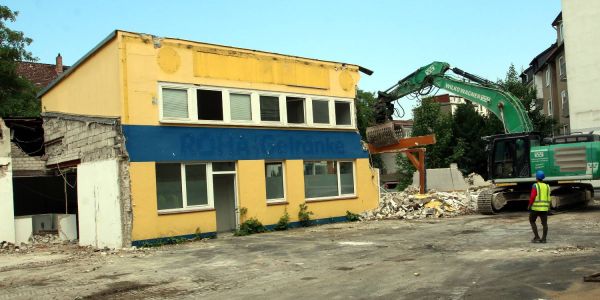Am ehemaligen Roha-Getränkemarkt schlägt die Stunde der Abrissbagger. Das Gebäude macht Platz für einen Neubau. Foto: Christian Bittcher Ex-Roha-Gebäude: Jetzt schlägt die Stunde der Abrissbagger