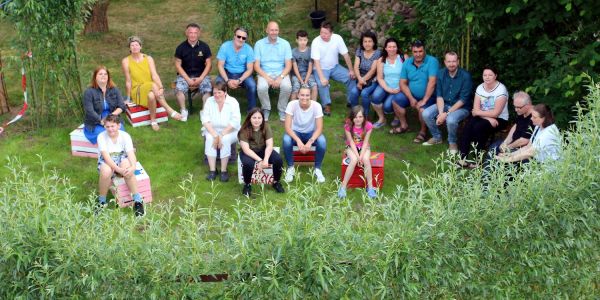 Einweihung des lebendigen Klassenzimmers. Eltern und Schüler haben im neuen Weidenpavillon Platz genommen. Foto: Christian Bittcher Schule Ehestorfer Weg: "Lebendiges Klassenzimmer" wurde eingeweiht