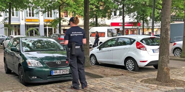 Parkraummanagement steht auf den Shirts der "Knöllchenschreiber". Der Begriff ist irreführend. Es geht ausschließlich um das Verteilen von Strafzetteln. Foto: André Zand-Vakili Parkraumsituation: Zuspitzung kein Thema für die Harburger Verwaltung