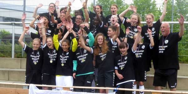 Jubel auf der Jahnhöhe: Die HTB B-Mädchen mit der Meisterschale des HFV. Foto: HTB Fußball: HTB-Mädchen sind Hamburger Meister - Jetzt in die Bundesliga?