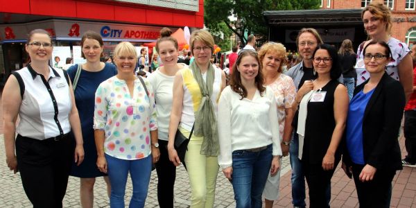 Hamburg Sozialsenatorin Melanie Leonhard eröffnete gemeinsam mit Harburgs Sozialdezernentin Anke Jobmann (beide in der Mitte) die Veranstaltung. Mit ihnen freuen sich die Organisatoinnen der Großveranstaltung. Foto: Christian Bittcher Musik, Action und Sonntags-Shopping lockten Tausende in die City