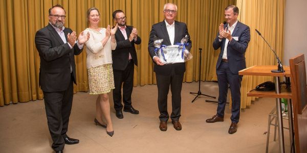 Jochen Winand mit den Mitgliedern des amtierenden Vorstands bei seiner Ehrung. Foto: André Zand-Vakili Jochen Winand ist Ehrenvorsitzender des Wirtschaftsvereins