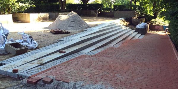 Das sieht doch schon gut aus: Die neue Freitreppenanlage aus Granit am Haupteingang zum Schulgarten des Stadtparks im Bereich Hohe Straße ist fast fertig. Foto: Christian Bittcher Weniger Angst im Stadtpark: Neue Freitreppe ist fast fertig