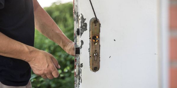 Deutlich sind die Einbruchsspuren an der Tür vom Seiteneingang zur Remise zu erkennen. Foto: André Zand-Vakili Einbruch