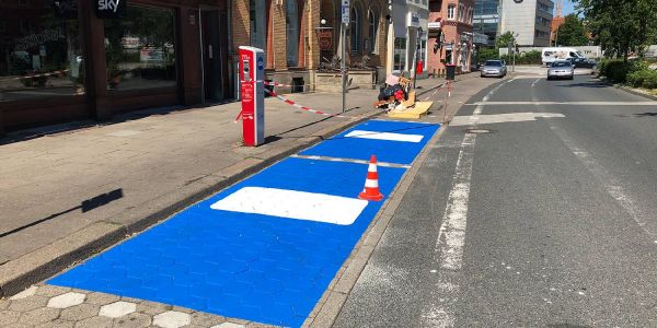 Zum besseren Erkennen: Harburgs E-Parkplätze werden knalleblau