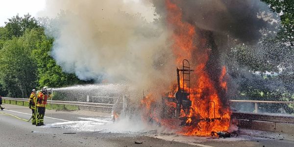 A1 bei Hittfeld: Wohnmobil ging in Flammen auf
