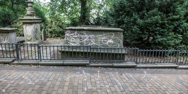 Historische Gräber auf ehemaligen Garnisonsfriedhof beschmiert