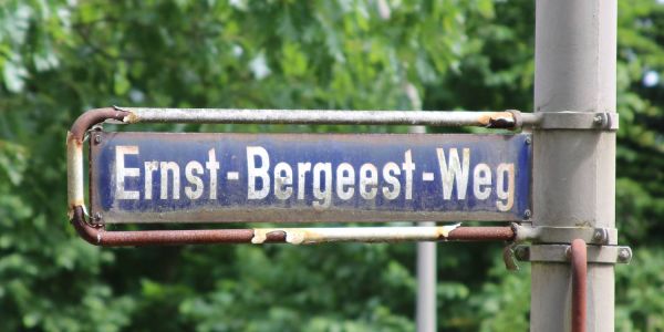 Der Ernst-Bergeest-Weg in Marmstorf muss halbseitig gesperrt werden. Foto: Christian Bittcher Ein Fahrstreifen gesperrt: Ernst-Bergeest-Weg wird zum Nadelöhr