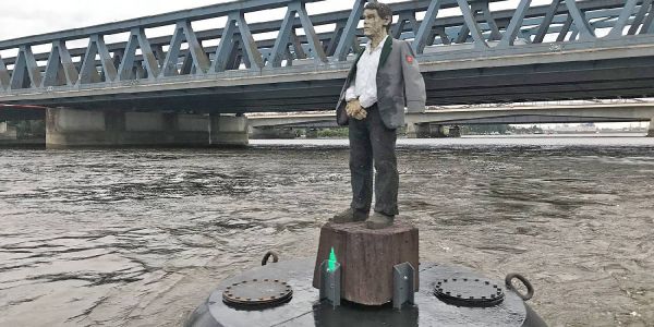 Auch der Mann auf der Boje trägt jetzt die Schützenjoppe