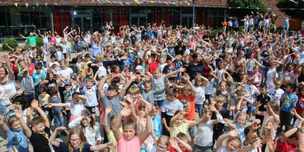 WM-Stimmung an der Alten Forst: 600 Schüler tanzen für Deutschland