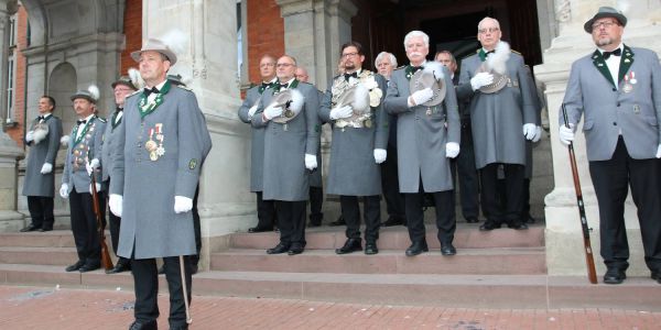 Fackelschein und Nationalhymne: Zapfenstreich für Sven Kleinschmidt