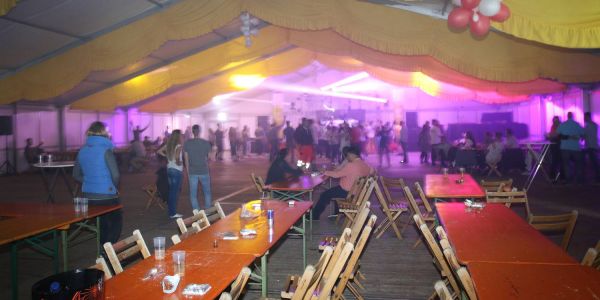 Trauriger Anblick zur besten Party-Zeit: Das riesige Festzelt war um Mitternacht größtenteils leer. Foto: Christian Bittcher Enttäuschung bei der Gilde: Nur 200 Gäste kamen zu "N-JOY the Party"