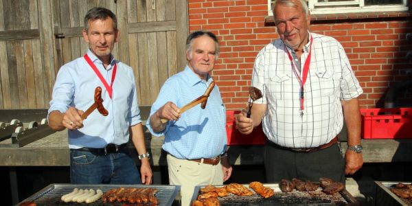 Drei Meister am Grill: Rainer Kalbe (v.l.), Karl-Heinz Aue und Dierk Eisenschmidt luden zum Meitergrillen den Handwerks. Foto: Christian Bittcher Handwerkskammer lud zum "Meistergrillen des Handwerks"