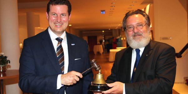 Hammer übergeben: Wechsel des Präsidenten im Rotary Club