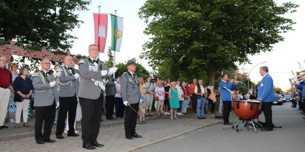 Kaiserwetter in der Königsburg: Zapfenstreich für Thomas Metschulat