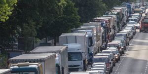 Sperrung der Bremer Straße führt zum Verkehrskollaps in Harburg