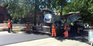 Neuer Asphalt für die Bremer Straße: Sonntag ratterte der "Spray-Jet"