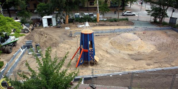 Die Rakete ist schon gelandet: Am Irrgarten entsteht Harburgs neuer Super-Spielplatz. Foto: Christian Bittcher Weltall zum Toben: Am Irrgarten entsteht ein Super-Spielplatz