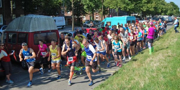 Start zum "kurzen" Spreehafenlauf. Foto: Heiko Dobrick Spreehafenlauf: Andreas Grieß machte das Rennen