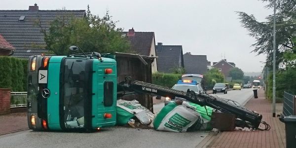 Bauschutt zu schwer: Kranlaster kippt auf die Seite