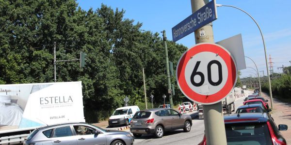 Stark befahren: Die Ecke von der Hannoverschen Straße in die Seevestraße. Jetzt stehen dringende Asphaltreparaturen an. Foto: Christian Bittcher Notmaßnahme: Sperrung der Hannoverschen Straße