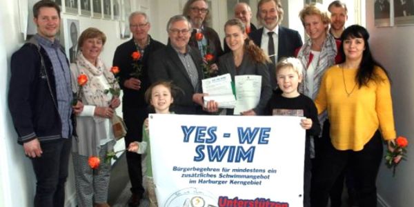 Die Mitstreiter des Bürgerbegehrens bei der Abgabe der Unterschriftenlisten vor einigen Monaten im Harburger Rathaus. Foto: Christian Bittcher Neue Schwimmhalle für Harburg: Klares "Nein!" aus Hamburg