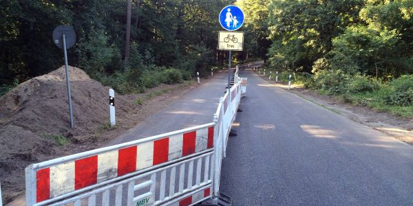 Wie am Autofreien Sonntag: Zu Fuß und mit Rad auf der Straße