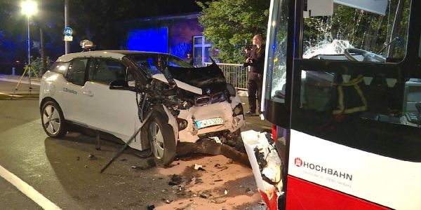 BMW rast in Linienbus: Ein Toter an der Hannoverschen Straße