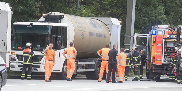 Einsatzkräfte der Feuerwehr an dem Müllwagen. Foto: André Zand-Vakili Feuer