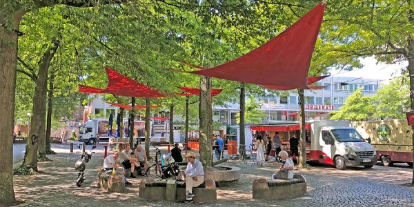 Der Geschichtsbrunnen am Sand, ein lauschiges Plätzen. Noch leider ohne Wasser. Foto: André Zand-Vakili Und das bei der Hitzewelle: Harburgs Brunnen sprudeln nicht