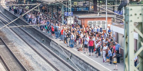 Warten auf den Metronom im Bahnhof Harburg. Nicht alle, die mit wollten, bekamen schnell einen Platz im Zug. Foto: André Zand-Vakili Uebrfeullt