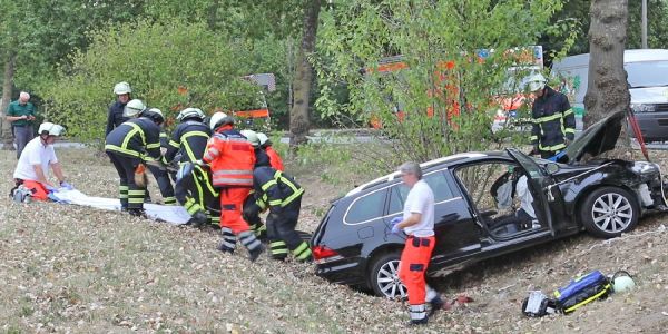 Schwerer Verkehrsunfall zwischen Laster und VW: Fahrer eingeklemmt