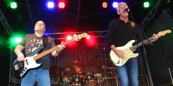 Präsentierten Cover-Songs in rockiger Interpretation: Die drei Musiker von Querbreit. Foto: Christian Bittcher 500 Gäste beim HTB Rock-Spektakel auf der Jahnhöhe