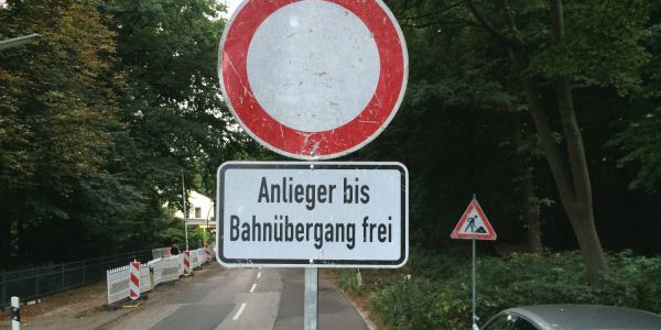 Auch das noch: Der Ehestorfer Weg hat jetzt einen Bahnübergang