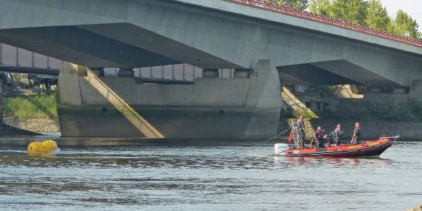Schwierige Entschärfung einer alten Fliegerbombe im Harburger Hafen