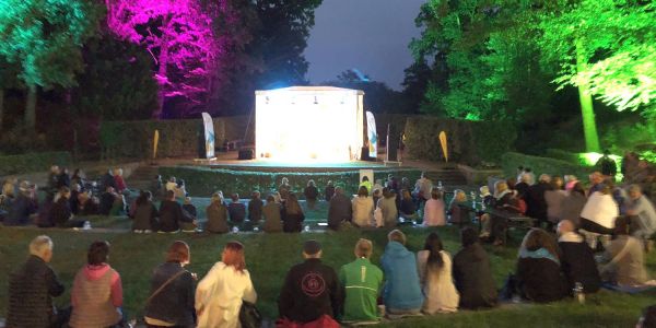 Bereits die Premiere war ein Erfolg: Sommer im Park im Vorjahr. Foto: Citymanagement „Sommer im Park“ auf der Freilichtbühne: Künstler gesucht