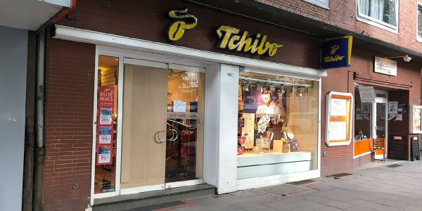 Kaffee erbeutet: Blitzeinbrecher warfen Glastür mit Gullydeckel ein